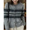 26 Cardigã de Tricô Jacquard Retrô para Mulheres, Novo Estilo Outono/Inverno, Gola Redonda, Moderno, Versátil e Adequado para o Trabalho