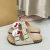 Zapatos de exterior para mujer estilo Birkenstock de dibujos animados lindos, modernos y a la moda, con suelas suaves, antideslizantes, apilables, de suela gruesa, de doble uso, medias pantuflas de punta cerrada para mujer