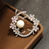 Elegante e elegante coroa de flores de zircônia micro-incrustada banhada a ouro, broche de pérola sintética da moda que combina com tudo, acessórios femininos
