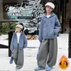 Conjunto de Ropa para Niñas Otoño Invierno 2026 Estilo Nuevo Niños Medianos y Grandes Moda Elegante Sudadera con Capucha de Felpa Plus Pantalones Grises Conjunto