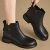 Novas botas de inverno 2026 para mulheres, sapatos planos de couro com forro de lã para aquecimento, bico fino, couro macio, sola macia, sapatos tipo "mãe" para mulheres