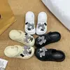 Dibujos Animados Nuevo Estilo Cuadrícula Negra Fresa Gato Kt Zueco Accesorios para Zapatos Lindos DIY 2026 Nuevos Encantos Lindos para Zapatos Ins