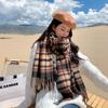 Otoño e Invierno Nueva Bufanda con Borlas Foto de Viaje Ropa Exterior Cómoda Cálida Bufanda a Cuadros Tendencia de Moda Combinable para Mujer