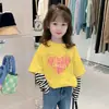 Camiseta de manga larga de algodón puro, nuevo estilo primavera y otoño, camiseta básica de cuello redondo para niños talla mediana y grande, camiseta de rayas de moda holgada para niñas, versátil, moderna