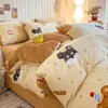 Conjunto de Cuatro Piezas de Leche Polar Grueso Cálido Otoño e Invierno ins Fresco Dibujos Animados Polar Coral Polar para Bebé Conjunto de Tres Piezas para Dormitorio