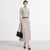 Elegante conjunto de dos piezas de alta gama con un temperamento a la moda, que incluye un top de manga larga de lunares y una falda de cintura alta, elegante estilo Issey Miyake