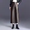 Pantalones de cuero cortos y cálidos con forro de polar para mujer, nuevo estilo otoño e invierno 2026, pantalones rectos de pierna ancha de cintura alta adelgazantes, modernos