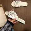 Primeiro Encontro Temporada Polka Dot Francês Laço Chinelos Femininos 2026 Novo Verão Sandálias Planas de Praia para Exterior com Saia
