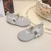 Sapatos de couro para meninas 2026 novo modelo de verão sapatos infantis respiráveis vazados de bico fechado sandálias trançadas de sola macia para meninas pequenas