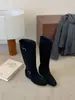[]Botas Longas de Cano Alto com Bico Redondo Aumento Interno de Altura Coleção Outono/Inverno 2026 Fivela de Cinto Camurça Baixa Botas de Cavaleiro