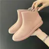 Botas de chuva da moda transfronteiriças para mulheres, sapatos de borracha antiderrapantes para cozinha, forrados com fleece para aquecimento, adequados para uso ao ar livre, estilo coreano, versáteis, impermeáveis e ideais para lavar o carro