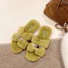 Chinelos de pelúcia femininos para uso externo, estilo luxo leve, sola plana, uma tira, chinelos de algodão para outono e inverno, novo modelo 2026, fofos