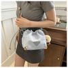 Bolso de basura popular de este año 2024, bolso de hombro con cadena explosiva de moda, bolso tipo cubo colgante para mujer