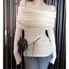 Top negro de hombros descubiertos para mujer hecho de hilo de núcleo hilado, con un diseño único de hombros descubiertos, corte ajustado y estilo elegante, combinado con un top de punto de manga larga