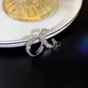 Anillo de Aleación de Moda Pendientes Distintivos Aro de Oreja de Plata 925 con Diamante Rojo Popular en Todo Internet Pin Pequeño Fresco Diamante