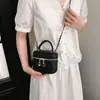 Bolsa de mão pequena feminina para o verão de 2026, nova bolsa de corrente com padrão de diamante, bolsa transversal estilosa e atraente, bolsa quadrada pequena para mulheres
