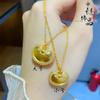 Collar con colgante de nube auspiciosa con forma de lingote pequeño de oro y arena con explosiones en vivo, con cierre de diamante y bolsa de alta retención de color, bonito candado dorado al por mayor