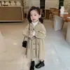 Abrigo de Primavera Nuevo Estilo Británico de Longitud Media Muy Peculiar para Bebés Niñas Rt005