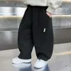 Roupas de Primavera para Meninos Calças Faca Curva 2026 Novas Calças Estilo Coreano Malandro Legal Roupas para Meninos Pequenos Primavera e Outono Frescas e Bonitas Calças Esportivas Infantis