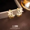 Pendientes de Corazón con Letra Microincrustada de Aguja Plateada Pendientes de Moda Francesa de Lujo Ligero con Temperamento Pendientes de Diseño Simple Versátil para Mujeres