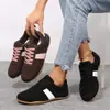 Zapatos casuales retro de gamuza para mujer, con bloques de color, nuevos, suela suave, con cordones, estilo Forrest Gump, versátiles 2026, transpirables y cómodos para el día a día.