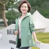 Gabardina Qiaoyaying para mujeres de mediana edad y mayores, estilo primavera y otoño, chaqueta casual con capucha, color liso, rejuvenecedora, talla grande, abrigo para madre