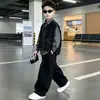Ropa de Otoño para Niños 2026 Estilo Nuevo Conjunto de Tres Piezas con Camisa a Cuadros de Moda y Chaleco de Mezclilla para Niños Grandes Atuendo Estilo Coreano para Niños