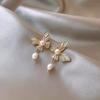 Pendientes con forma de mariposa suave, con forma de espiral antimosquitos y perlas, sin perforaciones, con diseño de temperamento femenino, para el té