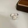 Anillo Abierto de Flor de Doble Capa con Diseño Dulce Fresco de Nicho para Mujer, Anillo de Dedo con Temperamento de Lujo Ligero, Joyería de Mano con Sensación de Alta Gama