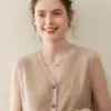 Colete Cardigan de Tricô com Gola V de Caxemira Outono e Inverno 25 Anos Conjunto Duas Peças Feminino Jaqueta Colete de Cor Contrastante Estilo Pequena Fragrância