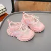 Sandálias com lenço de cabeça para meninas tênis esportivos infantis estilo novo de verão 2026 para crianças mais velhas sapatos de praia sapatos de malha única vazados respiráveis