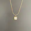 Collar Colgante de Concha Blanca Cuadrado Frío Ins Francés Diseño de Nicho Acero Titanio Chapado en Oro de 18K Cadena de Serpiente Redonda Joyería