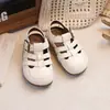 Sandalias Cerradas para Niñas Estilo Coreano Color Caramelo 2026 Verano Nuevas Zapatos Huecos de Jaula de Cerdo con Suela Suave Zapatos de Playa para Niños Modernos