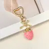 Llavero de fresa con lazo transfronterizo, dije creativo en forma de corazón, dulce colgante para bolsa de frutas, llavero de coche