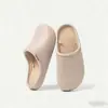 Nuevas Pantuflas de Cuero con Textura, Antideslizantes, Impermeables y Forradas de Felpa para Mujer, Colección Otoño/Invierno 2026, Uso en Interiores del Hogar en Otoño/Invierno, Calidez para Parejas