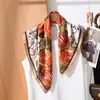 Lenço Quadrado Fino Fresco e Elegante de 70cm com Estampa Delicada e Graciosa, Adequado para o Dia a Dia e como Acessório Decorativo