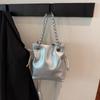 Bolso de Mano con Cadena de Moda Bolso Tote Pequeño para Mujer 2025 Nuevo Bolso Cubo Simple Versátil Bolso para Teléfono de Hombro Cruzado