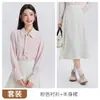 Venta al por mayor transfronteriza de atuendos profesionales rosas nuevos de primavera y otoño: camisas de manga larga y conjunto de dos piezas de moda para mujer con camisa y falda