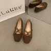 Sapatilhas femininas planas e delicadas em estilo francês com tiras cruzadas de renda, bico quadrado raso, camurça, sapatilhas versáteis para o dia a dia