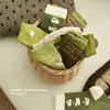 Meias femininas de outono até o meio da panturrilha, construção sem costura, esquema de cores verde matcha, apresentando um design fofo de ovelhinha, em uma meia de algodão estilo preppy, coreano