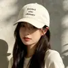 Gorra de béisbol nueva moda estilo coreano 2026 con bordado de letras, sombrero de sol versátil y elegante para mujer para viajes al aire libre