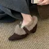 Sapatos de Pelúcia de Algodão Femininos para Aumentar a Altura, Nova Moda Outono e Inverno 2026, Tendência Elegante, Sapatos Quentinhos de Pelo, Bico Fino