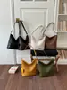 Bolsa de ombro tipo balde com padrão trançado e cor sólida de grande capacidade, novo estilo verão 2026, personalizada para trabalho e deslocamento