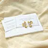 Aretes de botón de flor de oro irregular de tres pétalos con perla, aretes retro de lujo ligero, temperamento de nicho, aretes dulces para mujer, flores