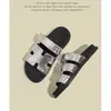 Pantuflas de una tira con suela gruesa estilo H para mujer, para uso exterior en verano, nuevo modelo 2026, sandalias planas de velcro