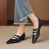 Versión de cuero suave~Sandalias de punta fina con remaches de estilo vintage y tacón de cuña de 2 cm, elegantes y versátiles para ir al trabajo, zapatos pequeños de punta fina a la moda