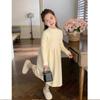 Vestido Longo de Lã para Meninas 2026 Outono e Inverno Novo Estilo Roupa Exterior Longa Acima do Joelho Infantil Vestido Versátil de Manga Comprida e Gola Média Alta