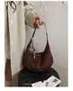 Moderna retrô requintada camurça 2026 nova bolsa de ombro transversal para trabalho de outono feminina grande capacidade bolsa de axila