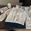 Ropa Infantil Estilo Coreano 2026 Nuevo Set de Tres Piezas para Niñas Cardigan Tejido de Lunares y Falda Corta de Mezclilla Elegante Tendencia