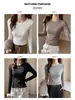 Camiseta feminina estilo coreano, ombros retos e suave, feita de fio de elastano, corte slim, que valoriza a silhueta, manga longa, fina, cor sólida, camada base elegante para o outono